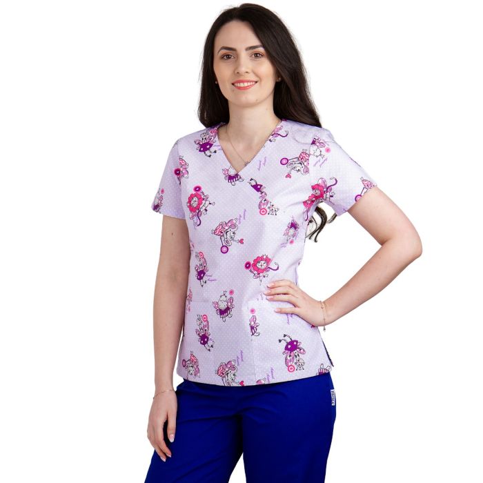 Работни униформи/ПРОФЕСИОНАЛНИ УНИФОРМИ/Дамски блузи и палта - Bluza dama MIRA Imprimeu animalute si buline lila - Uniforma Medicala
